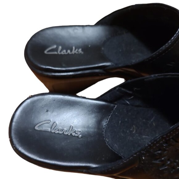 Clarks Clogs in a solid Black Leather Slip on Shoe style with a Heel Comfort - Picture 3 of 5